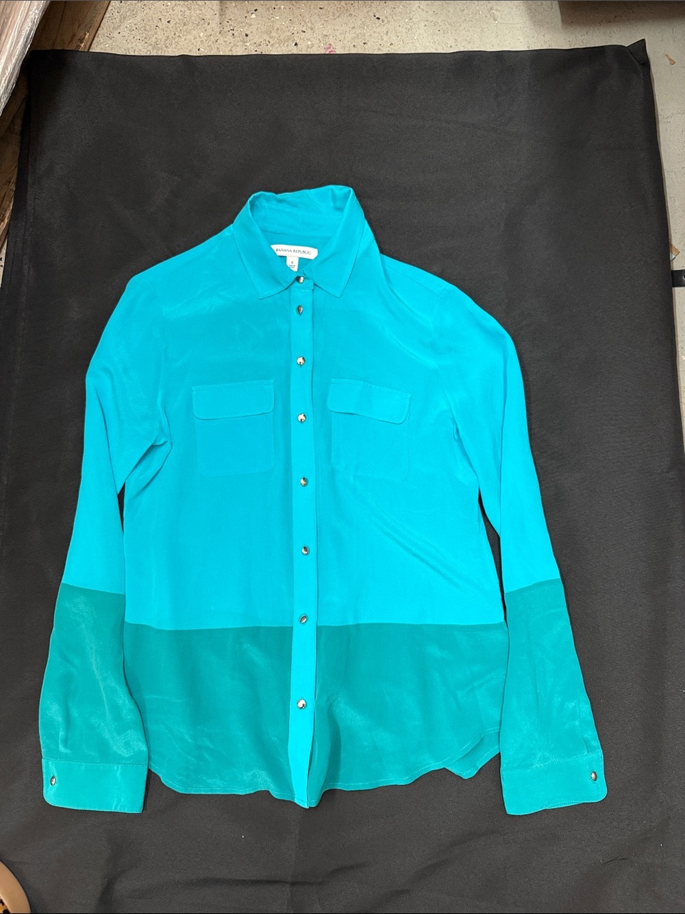 Banana Republic 100% Silk Colorblock blouse Totally Turquoise size women’s S